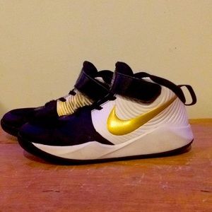 Nike team hustle boys basketball shoes